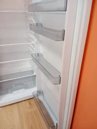 Nevera una puerta blanca