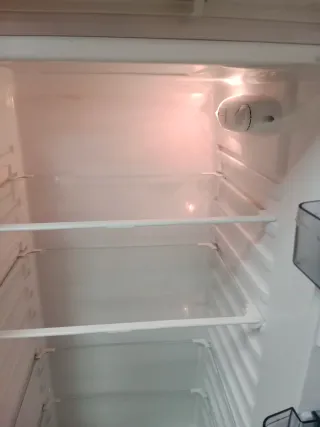 Nevera una puerta blanca