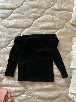 Camiseta negra hombros descubiertos 15-16 años