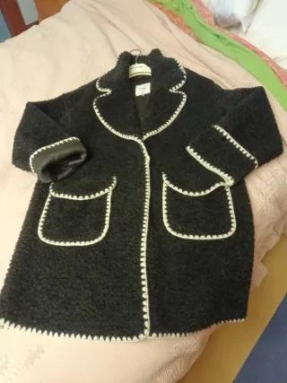 Abrigo negro talla 46/48 con vivos en blanco roto