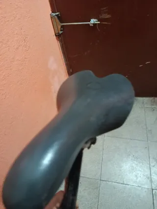 Sillín de bicicleta negro y azul