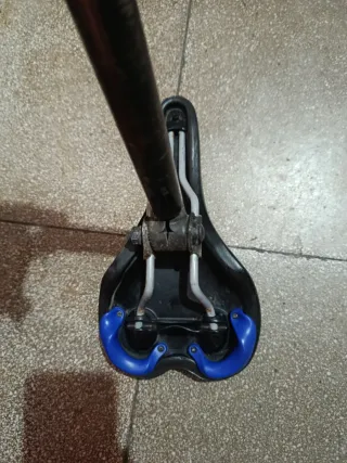 Sillín de bicicleta negro y azul