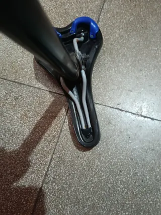 Sillín de bicicleta negro y azul