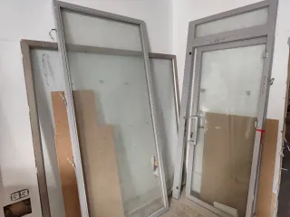 Escaparate y puerta de hierro y aluminio