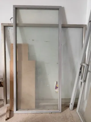 Escaparate y puerta de hierro y aluminio