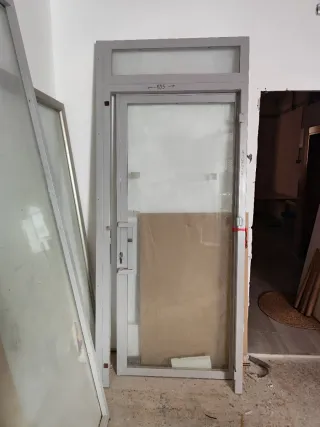 Escaparate y puerta de hierro y aluminio