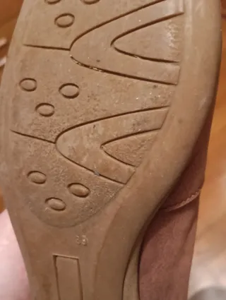 Zapatos bailarinas con pequeña  cuña de ante