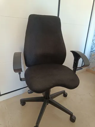 Silla de oficina giratoria negra