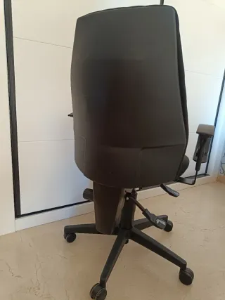 Silla de oficina giratoria negra