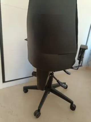 Silla de oficina giratoria negra