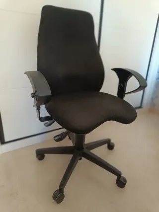 Silla de oficina giratoria negra