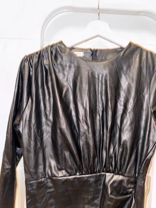 Vestido negro corto efecto piel