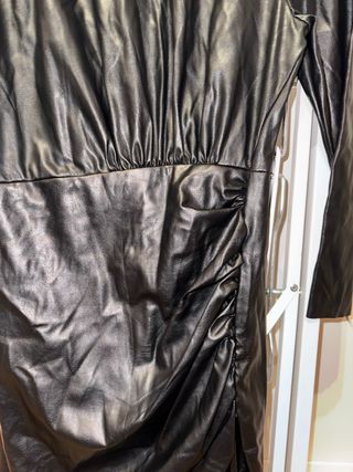 Vestido negro corto efecto piel