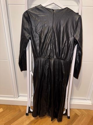 Vestido negro corto efecto piel