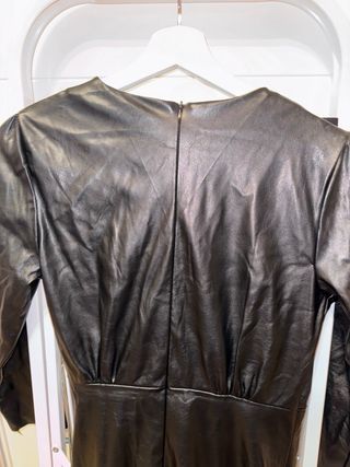 Vestido negro corto efecto piel