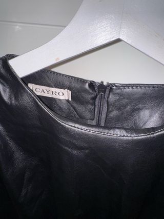 Vestido negro corto efecto piel