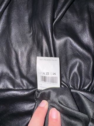 Vestido negro corto efecto piel