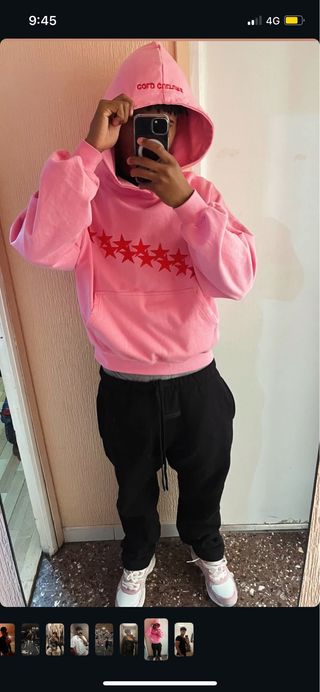 Sudadera rosa con estrellas rojas