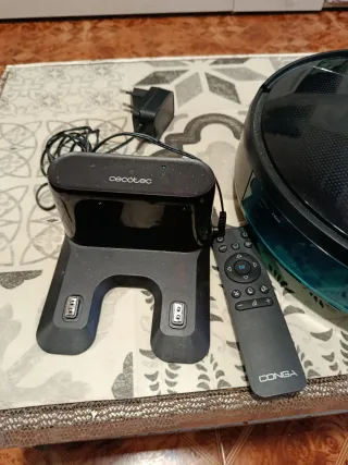 Aspirador Conga Cecotec con base y mando