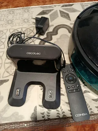 Aspirador Conga Cecotec con base y mando