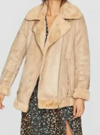 Abrigo piel vuelta Stradivarius beige