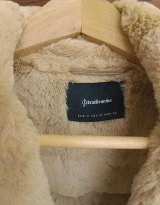 Abrigo piel vuelta Stradivarius beige