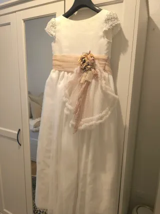 Vestido de Comunión Beige y Blanco(vale 390€)