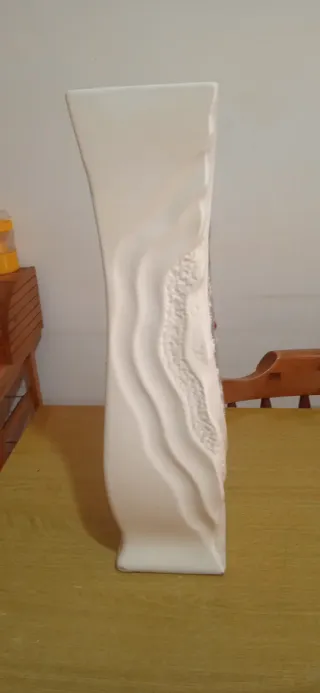 Vaso decorativo bianco con decorazioni