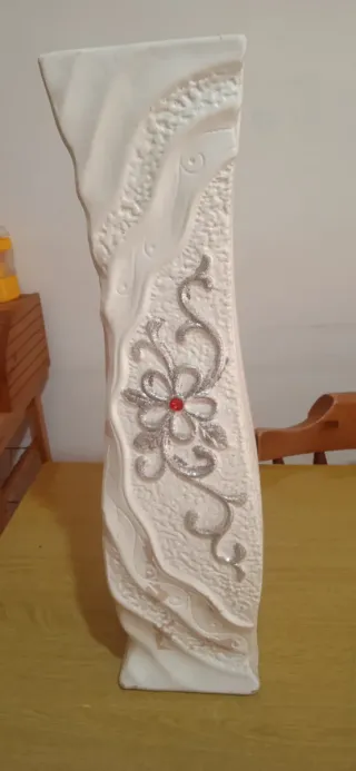 Vaso decorativo bianco con decorazioni