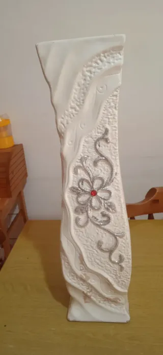 Vaso decorativo bianco con decorazioni