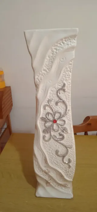 Vaso decorativo bianco con decorazioni