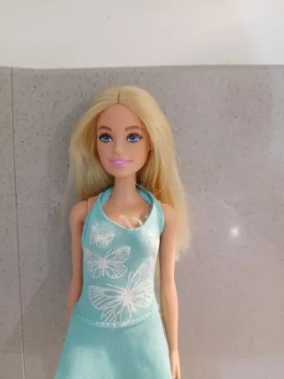 Barbie con vestito azzurro farfalle
