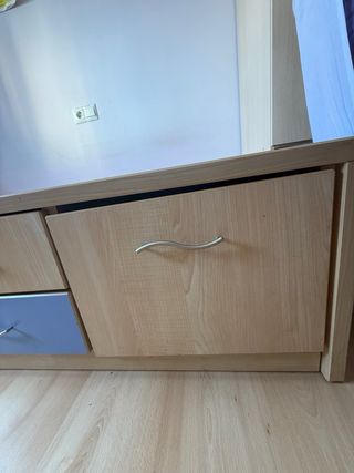 Cama de madera con cajones.