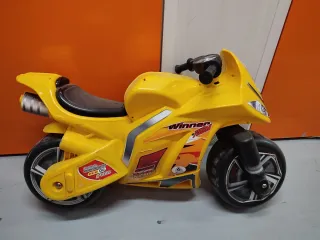 Moto correpasillos amarilla