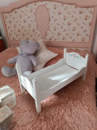 Cama de muñecas blanca con flores