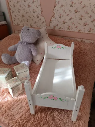 Cama de muñecas blanca con flores