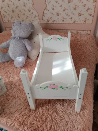Cama de muñecas blanca con flores