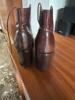 Botines de cuero marrones con cordones