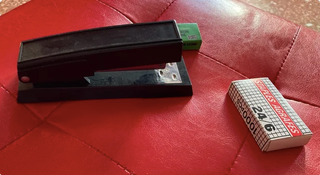 Pinzatrice e scatola punti metallici