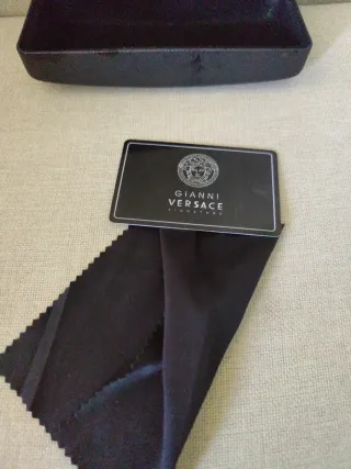 Caja de gafas Versace negra