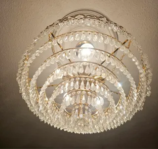 Lámpara de araña de cristal y metal dorado