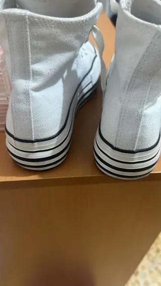 N.2 paia di Scarpe stile Converse