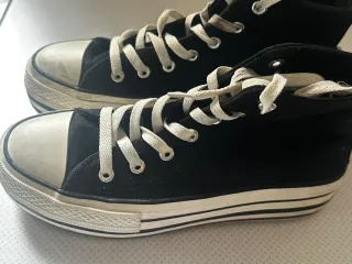 N.2 paia di Scarpe stile Converse