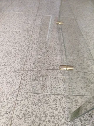 Espejo de baño con detalles dorados