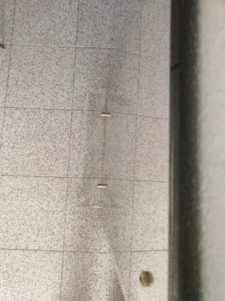 Espejo de baño con detalles dorados