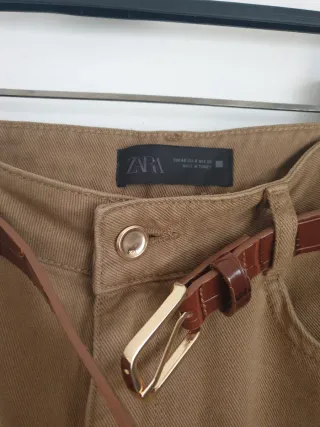 Pantalón ancho beige con cinturón