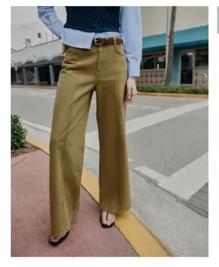 Pantalón ancho beige con cinturón