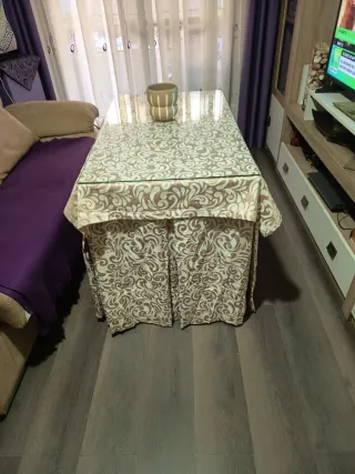 Mesa de cristal y madera con 2 fundas