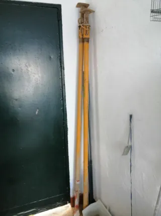 Puntales de obra amarillos