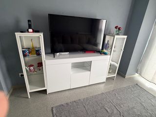 Mueble comedor blanco con estanterías